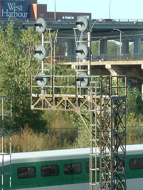 HO/OO Scale Metal Cantilever Signal Bridge With Bicolor Searchlight – 2 Tracks, Painted Brass #D42